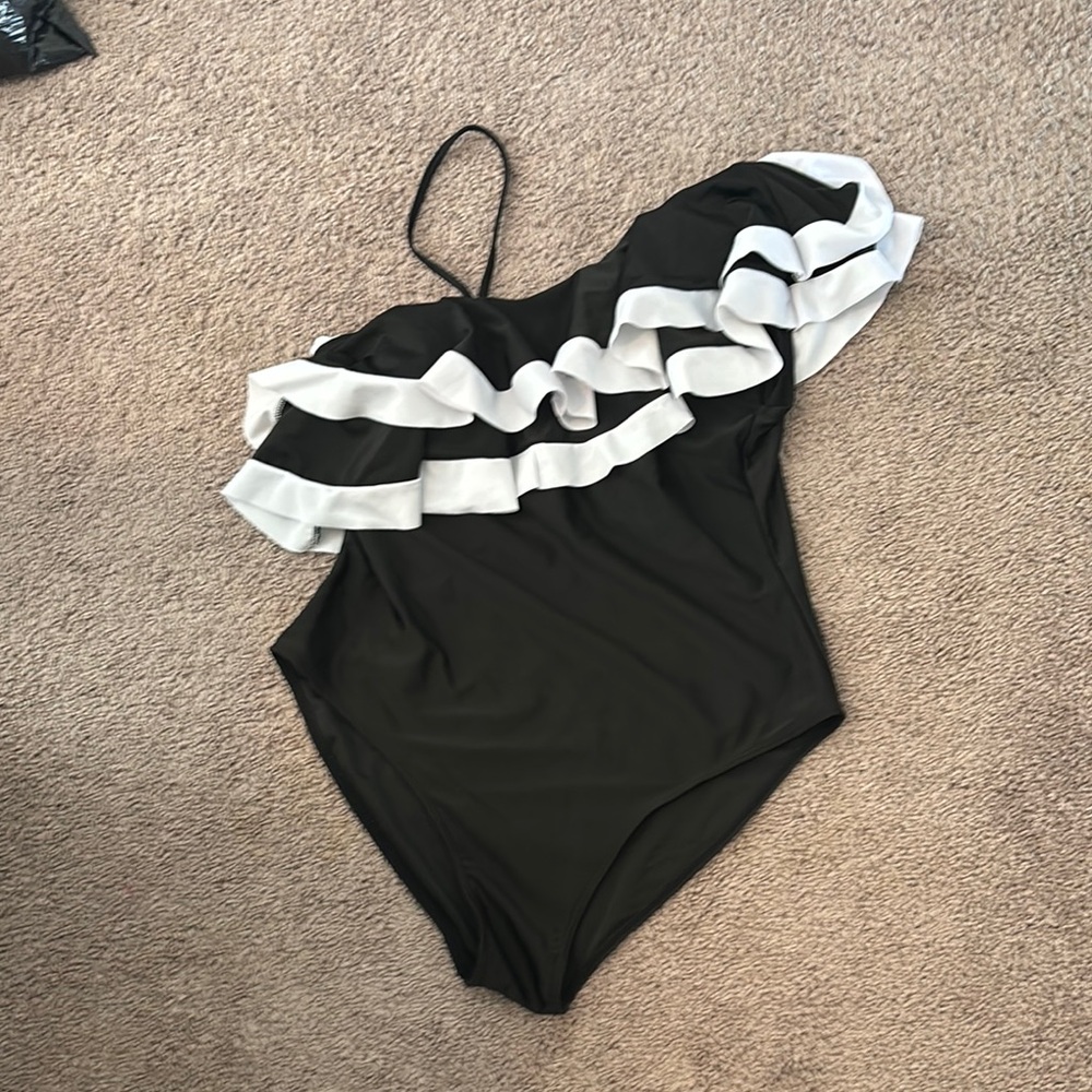SHEIN Black and White Ruffle One Piece Swimsuit